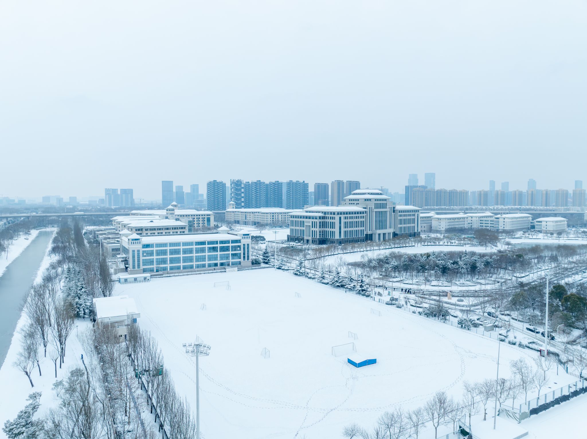 初冬逢雪